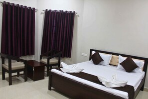 Habitación doble Deluxe, balcón, vista a la ciudad | Escritorio, espacio para trabajar con laptop y insonorización 