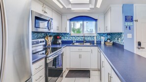 Geladeira, micro-ondas, cooktop, lava-louças