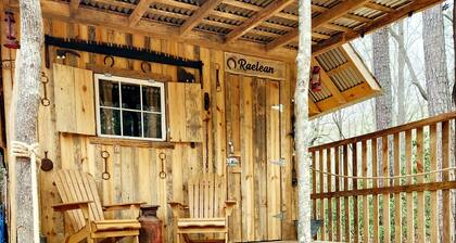 Raelean - A unique off-grid tiny cabin