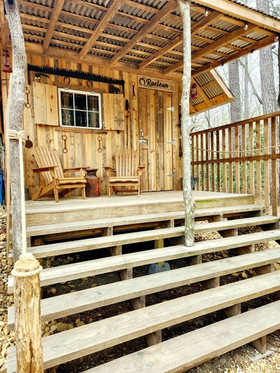 Raelean - A unique off-grid tiny cabin