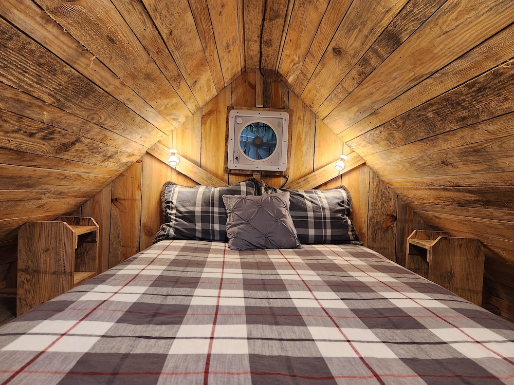Raelean - A unique off-grid tiny cabin - Calhoun County | Vrbo