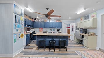 Frigorifero, microonde, macchina per tè/caffè, carta assorbente