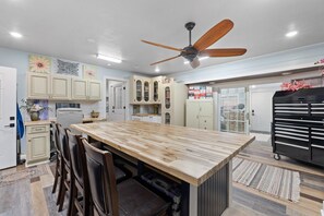 Dining -  Luxury Country Stay - Indoor heated pool, Spa, Art Studio, Breakfast, Hot Tub (Chipley)