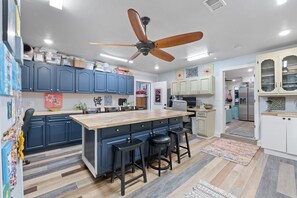 Geladeira, micro-ondas, cafeteira/chaleira, toalhas de papel