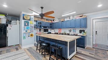 Frigorifero, microonde, macchina per tè/caffè, carta assorbente