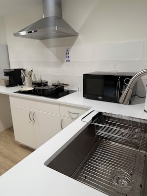 Réfrigérateur, micro-ondes, plaque de cuisson, cafetière/bouilloire