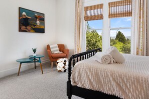 4 sovrum, värdeförvaringsskåp på rummet och skrivbord