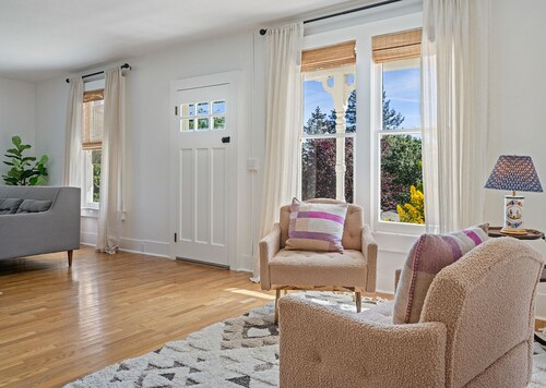 Restored Farmhouse with Hot Tub, Gigabit WiFi, 3.5 Acres, Wine Country