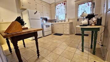 Een magnetron, een oven, een kookplaat, keukenrol