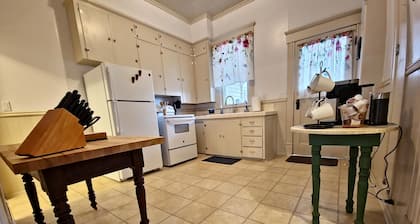 Comfortable, quiet cottage near LC State College & downtown Lewiston.