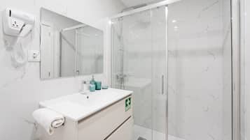 Douche, sĂšche-cheveux, serviettes fournies, savon
