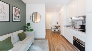 A modern apartment with a living room, dining area, and kitchen. - GuestReady - Restful haven in Porto (Porto)