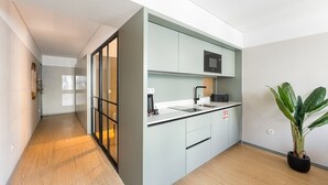 Una cocina moderna con microondas, fregadero y armarios.