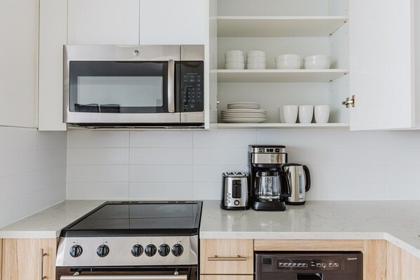 Réfrigérateur, micro-ondes, four, plaque de cuisson