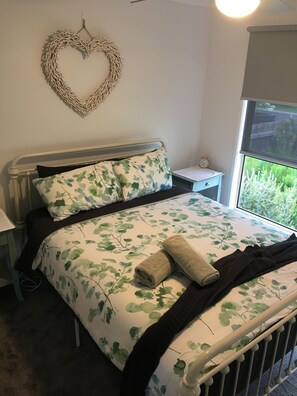 3 bedrooms, iron/ironing board, bed sheets