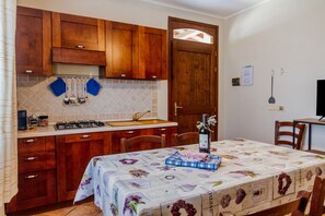 Fridge, stovetop, coffee/tea maker, electric kettle