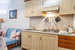 Fridge, stovetop, coffee/tea maker, electric kettle