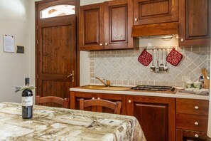 Fridge, stovetop, coffee/tea maker, electric kettle