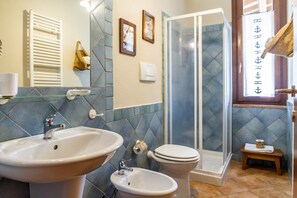 Shower, hair dryer, towels - Apartment 'Amelia' with Shared Pool, Wi-Fi and Air Conditioning (Grosseto)