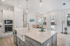 Fridge, microwave, oven, stovetop - Feeling Tip Sea | Golf Cart | Bikes | Prominence (Watersound)