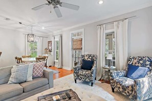 テレビ、書庫、書斎 / ワークスペース