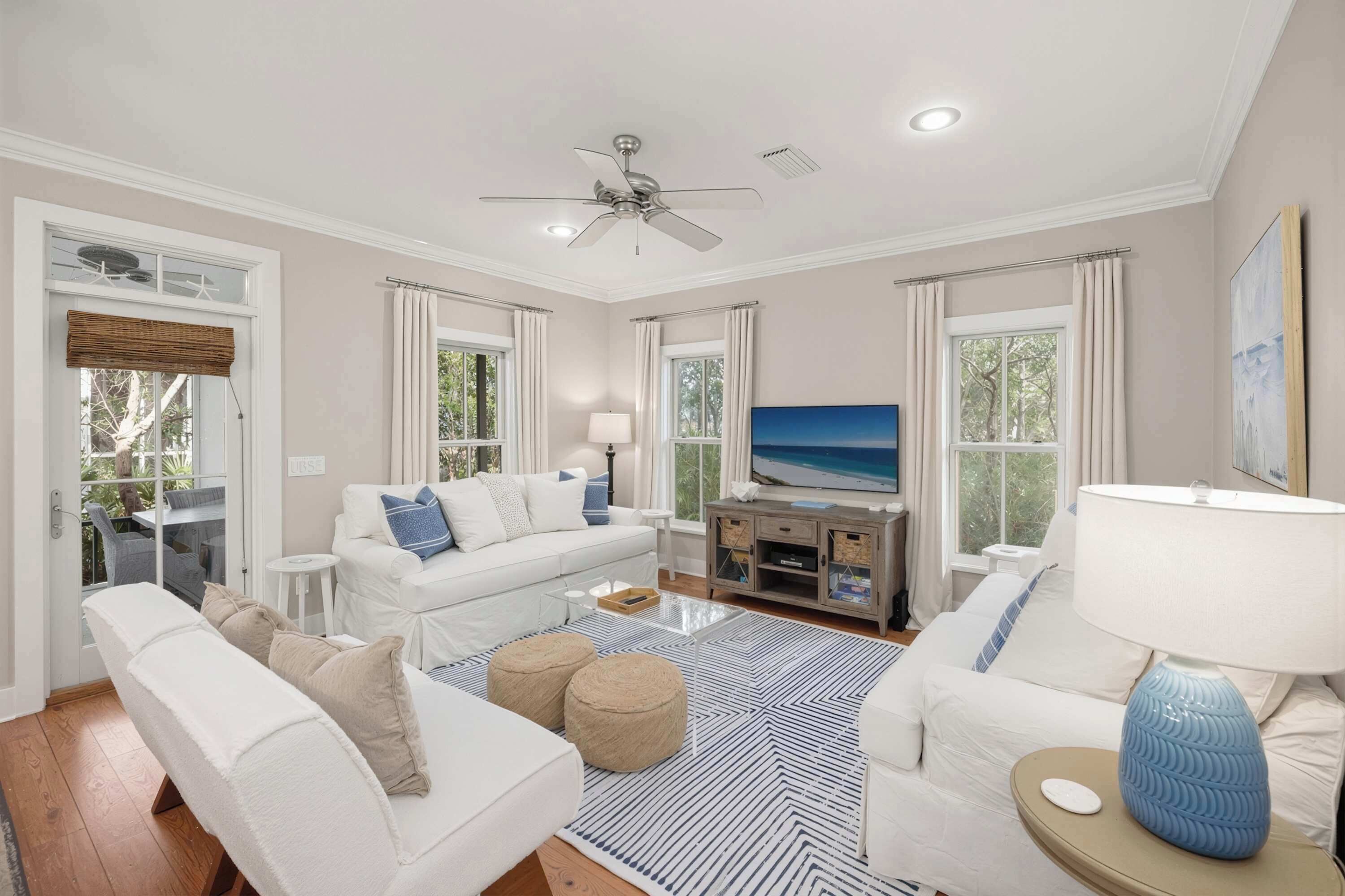 Téléviseur, livres, bureau