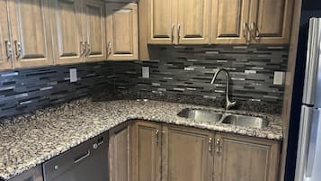 Een magnetron, een vaatwasser