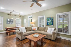 TV - Mississippi Magnolia | 3 BR/3BA | Walk To Beach! (Seacrest)
