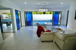Villa Familiale, patio, vue jardin | Coin séjour