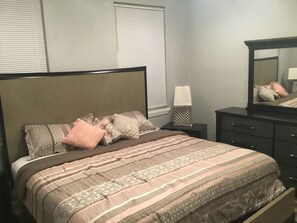 4 makuuhuonetta, tallelokero huoneessa, silitysrauta/-lauta