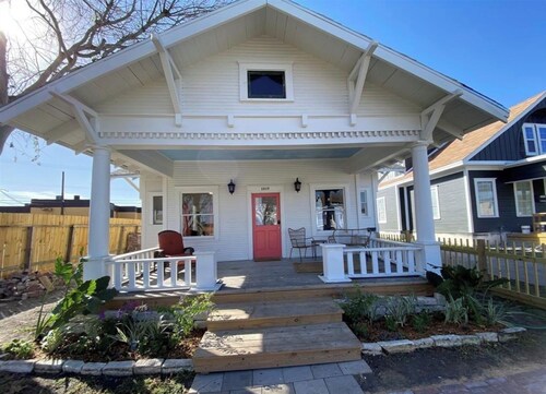 Charming 2 Bedroom House & Rear Apt 1/1 with CC Bay View!