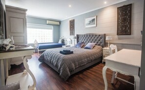 1 slaapkamer, een bureau, een strijkplank/strijkijzer, reisbedje