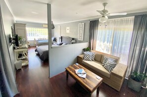 1 室のベッドルーム、デスク、アイロン / アイロン台、旅行用ベビーベッド