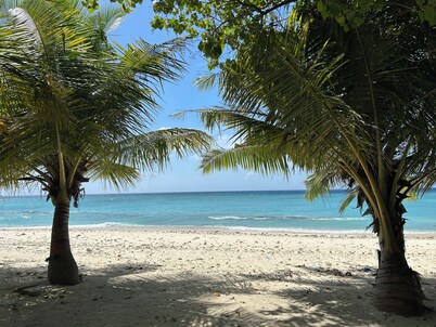 Island Pearl Escape, a 3-bedroom holiday home with modern amenities in Velidhoo