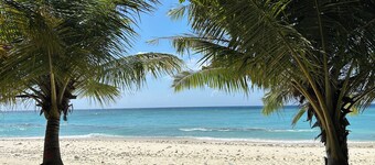 Island Pearl Escape, a 3-bedroom holiday home with modern amenities in Velidhoo