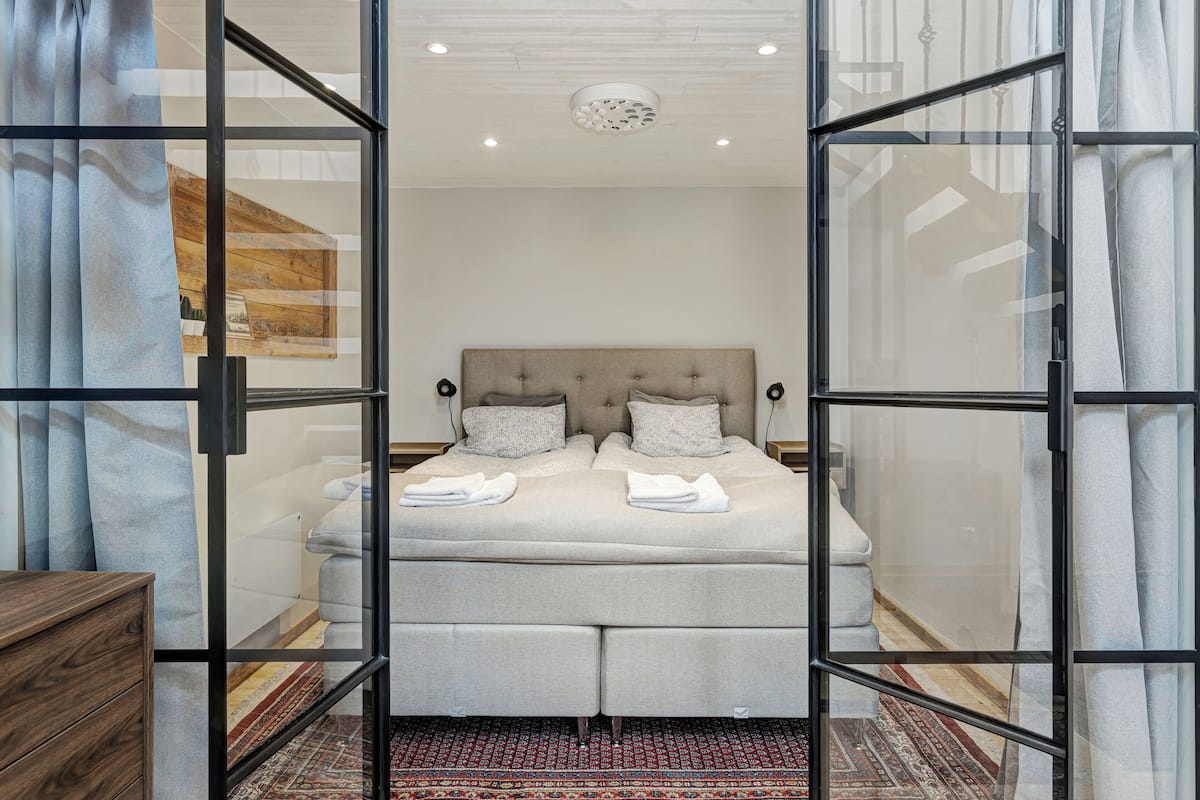 1 bedroom, premium bedding, pillow-top beds, blackout curtains