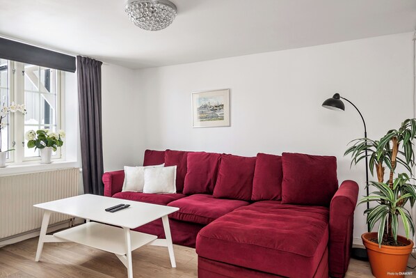 Exclusive Apartment | Living area | 42-inch flat-screen TV with cable channels, streaming services - HernöRum - Storgatan (Harnosand)