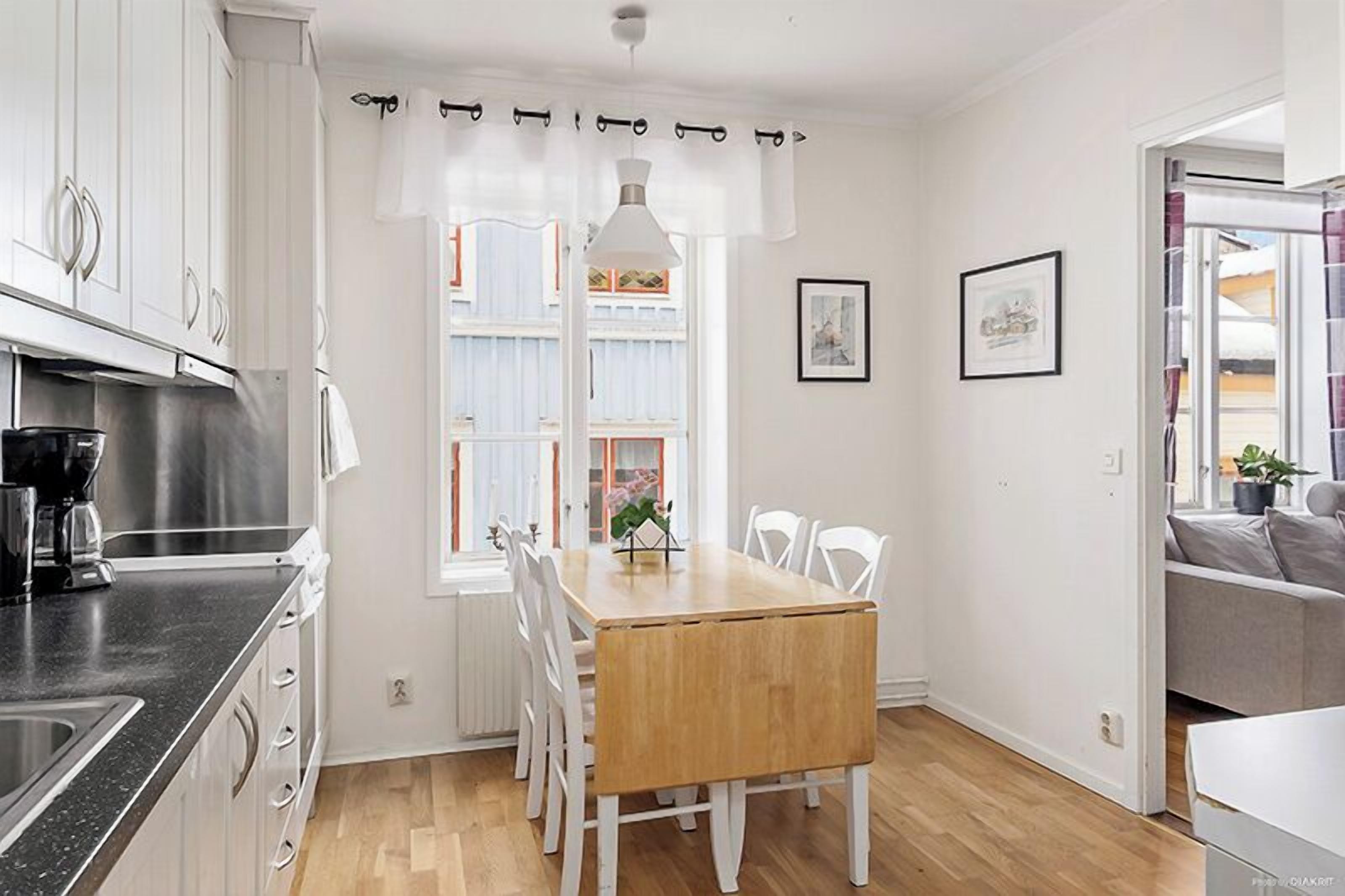 Appartamento Premium | Cucina privata | Frigorifero con congelatore, microonde, forno, piano cottura