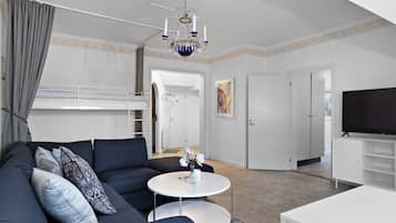 Comfort-Apartment, Stadtblick | Wohnbereich | 42-Zoll-Flachbildfernseher mit Kabelempfang, Streaming-Dienste