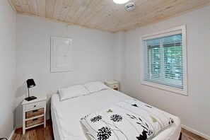 3 bedrooms, desk, iron/ironing board, free WiFi