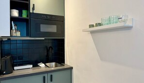 Réfrigérateur, micro-ondes, cafetière/bouilloire, grille-pain