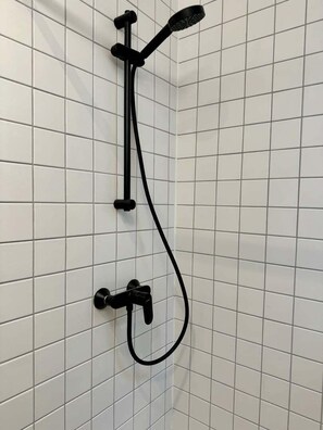 Douche, sèche-cheveux, serviettes fournies