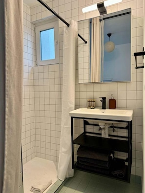 Douche, sèche-cheveux, serviettes fournies