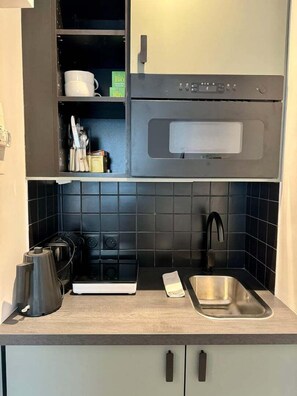 Kjøleskap, mikrobølgeovn, kaffetrakter/tekoker og brødrister