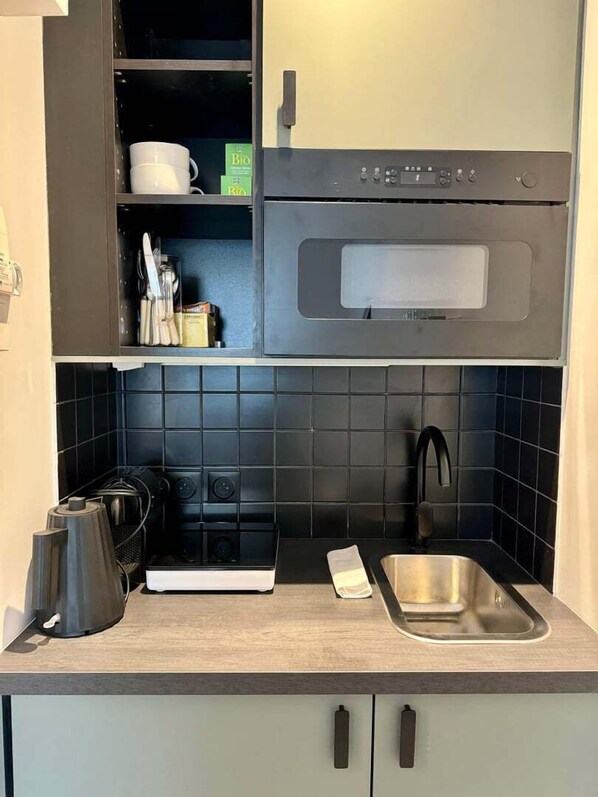 Réfrigérateur, micro-ondes, cafetière/bouilloire, grille-pain