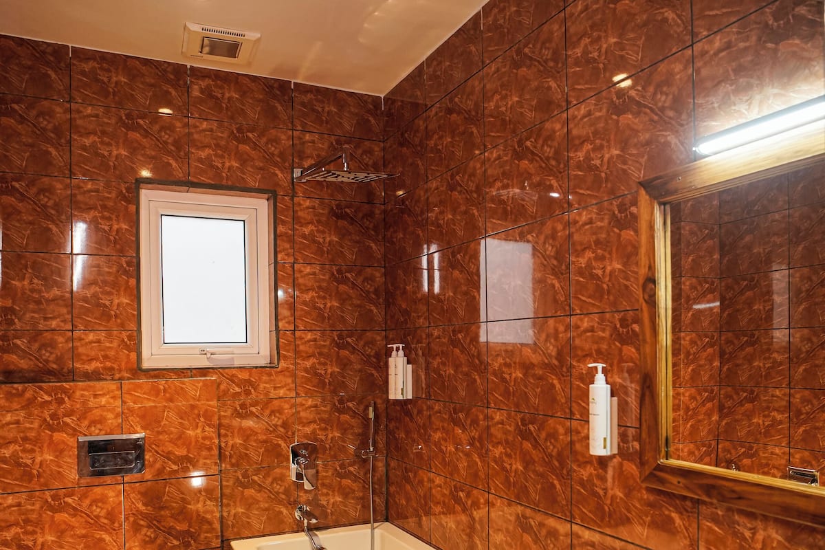 Junior Studio Suite, Balcony, Hill View | Bathroom | Free toiletries, hair dryer, bidet, towels