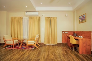 Luxury Studio Suite, Balcony, Hill View | Living area