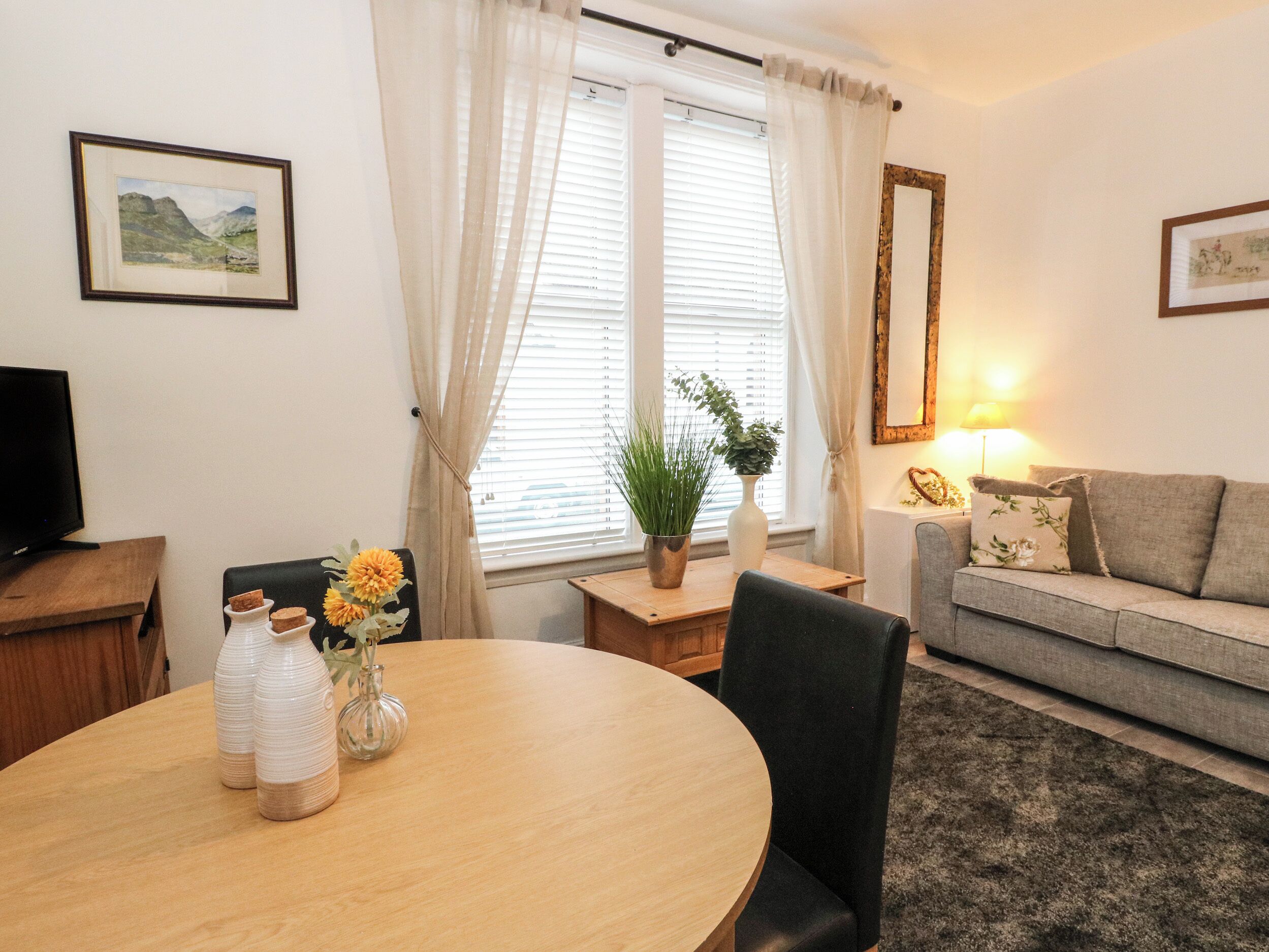 Lismore, Romantic In Crieff - Crieff
