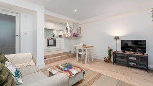Un appartement moderne comprenant un salon, un coin repas et une kitchenette.