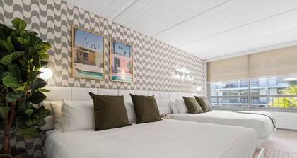 The Wavy Palm Studio: 8 Mins to Disney World + Pool/Gym/BBQ, 2 Beds